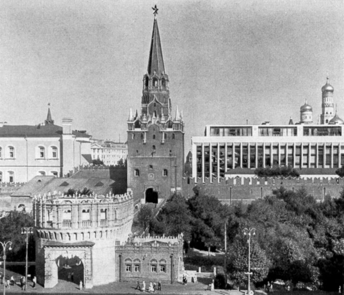 Башни Кутафья и Троицкая. Справа - Кремлевский дворец съездов