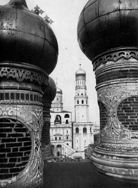 Вид на колокольню Ивана Великого со стороны церкви 