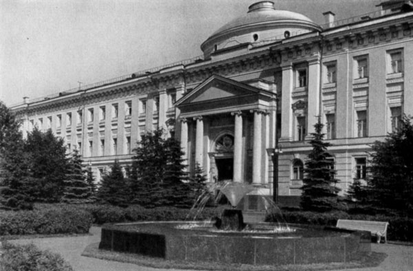 Здание бывшего Сената (Центральный портик)