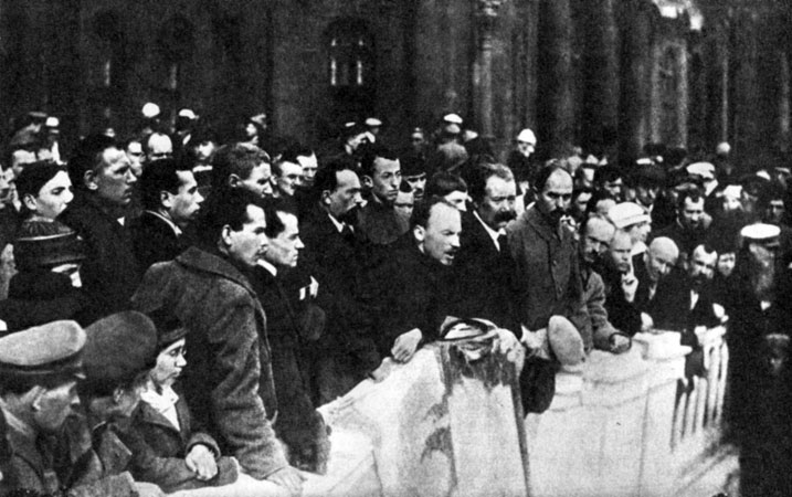 Н. И. Бухарин выступает на траурном митинге во время похорон финских коммунистов. Петроград, 1920 г.