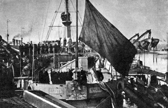 2 апреля 1917 года. Поднятие красного флага на крейсере 'Память Азова' в Таллиннском порту. Летопись своих революционных дел крейсер ведет с 20 июля 1906 года, когда, подобно легендарному 'Потемкину', его матросы восстали против царского самодержавия.