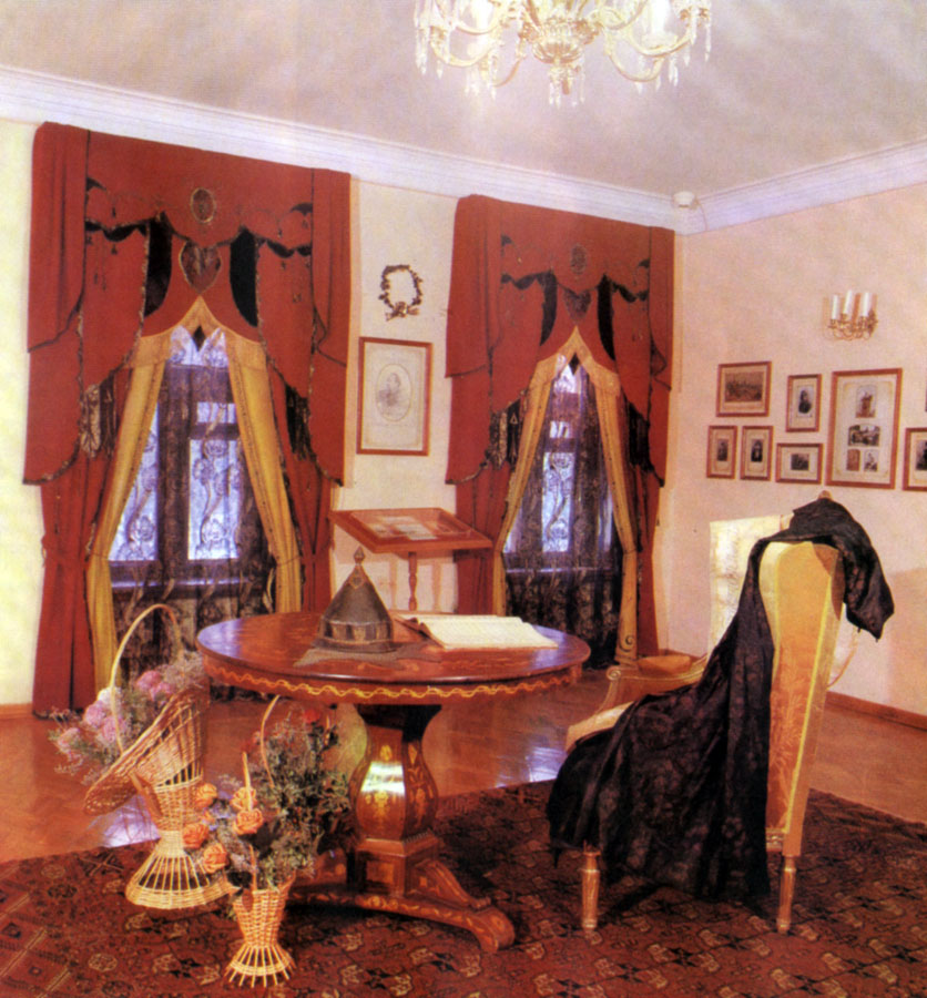 Второй зал. На столе - шлем, на стуле - халат, в которых Ф. И. Шаляпин исполнял партию Ивана Грозного (