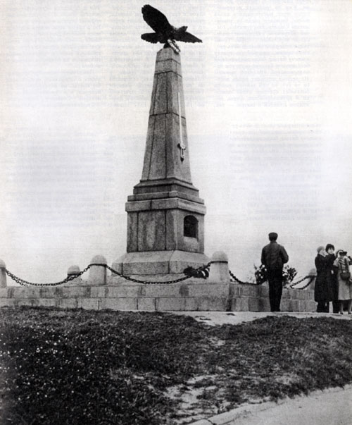 Монумент на окраине деревни Горки, Во время сражения здесь располагалась ставка Михаила Илларионовича Кутузова.