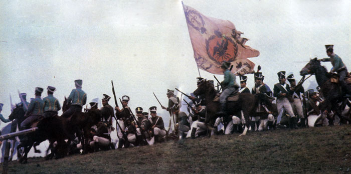 Театрализованное представление воскрешает один из кульминационных моментов сражения - атаки французской кавалерии на батарею Раевского.