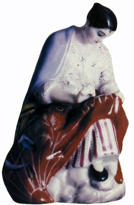 Н. Данько. Работница, вышивающая знамя, 1920г. Государственный фарфоровый завод в Петрограде.