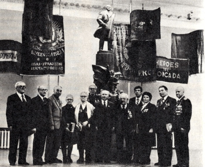 Делегаты от Омской областном партийной организации посетили в дни работы XXVII съезда КПСС новую экспозицию Центрального музея революции СССР, встретились с ветеранами партии и труда.