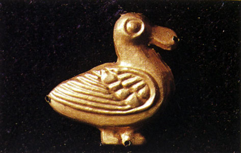 Штампованная бляшка в виде утки. V - IV вв. до н. э. Золото.