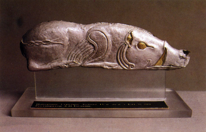 Фигурка кабана, сработанная из серебряных пластин. Уши, глаза и клыки выделены позолотой. V-IV вв. до н. э.