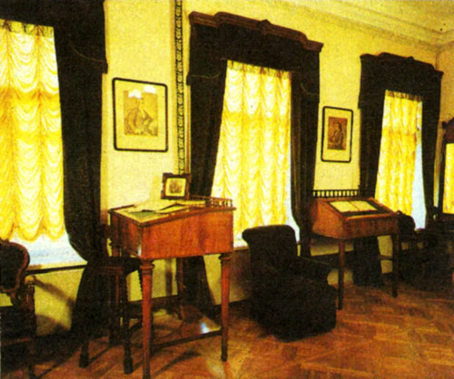 Конторки для работы в кабинете Н. А. Некрасова. Справа - конторка и кресло Н. Г. Чернышевского