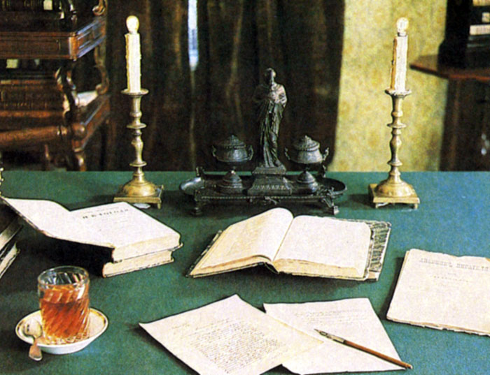 Письменный стол Ф. М. Достоевского. Личные вещи писателя