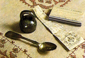 Серебряный колокольчик и ложечка с монограммой. Рецепт, выписанный в день смерти писателя