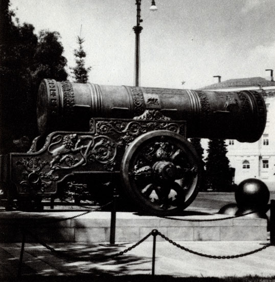 Знаменитая Царь-пушка на территории Московского Кремля