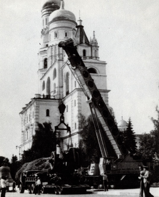 В один из летних дней 1980 г. на территорию Кремля вновь въехали мощные машины...