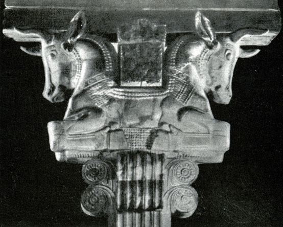 Капитель  с  головами  быков  из  Суз. IV  в.  до  н.  э.