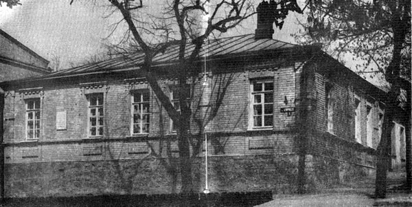 Литературный отдел Государственного музея 'Домик М. Ю. Лермонтова' расположен в бывшем доме Верзилиных на углу улиц Буачидзе и Карла Маркса