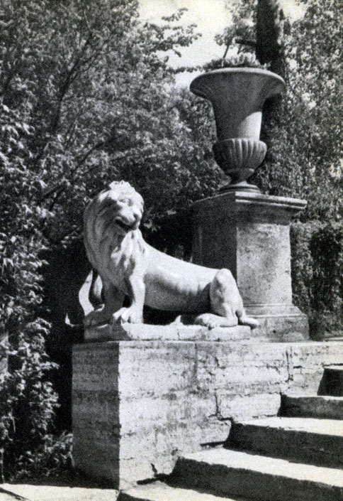 Скульптура льва на верхней площадке Большой лестницы