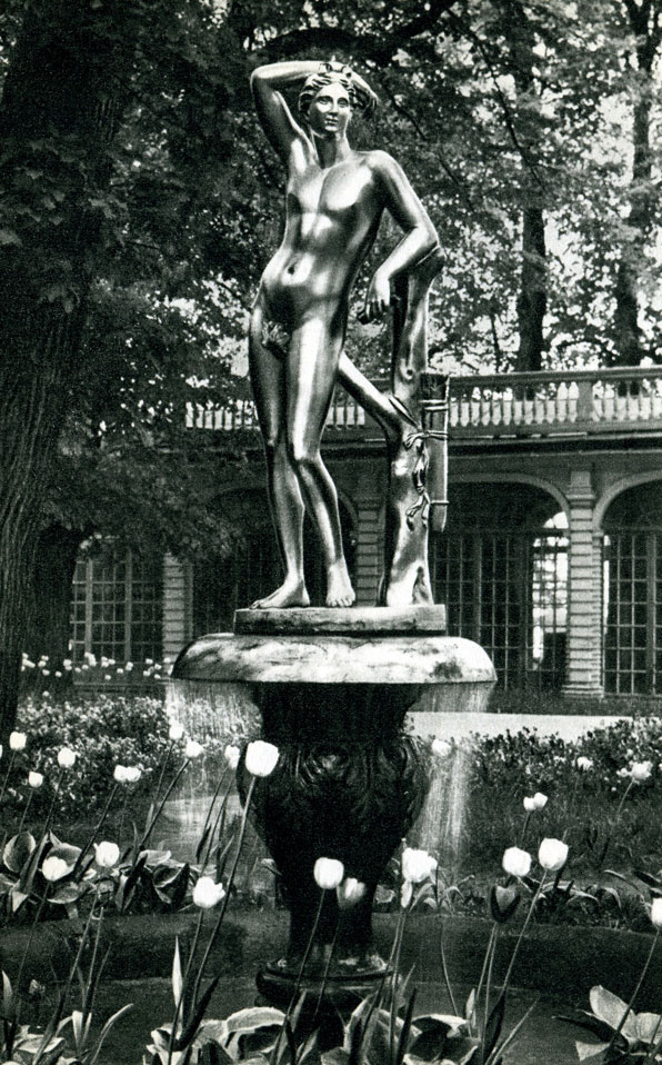 Монплезирский  сад.  Фонтан  «Колокол».  Статуя  «Аполлино»
