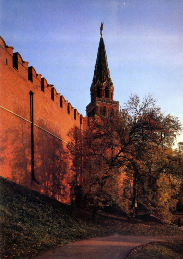 Московский Кремль. Боровицкая башня, 1490. Архитектор Пьетро Антонио Солари. Надстроена в 1680-е