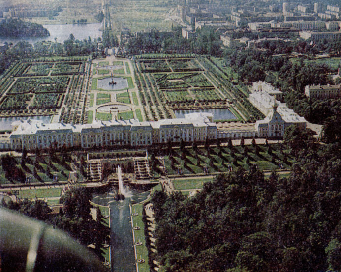 Вид на Большой дворец со стороны Нижнего парка.