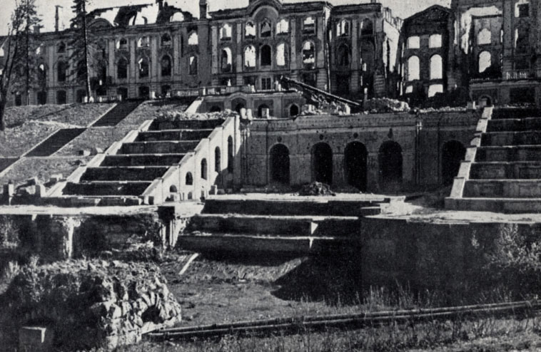 Так выглядели Большой дворец и Большой каскад после изгнания фашистских оккупантов. 1944 г.