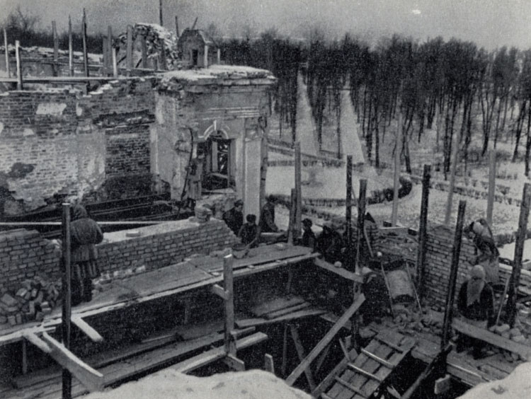 Начало работ по восстановлению Большого дворца. 1956 г.