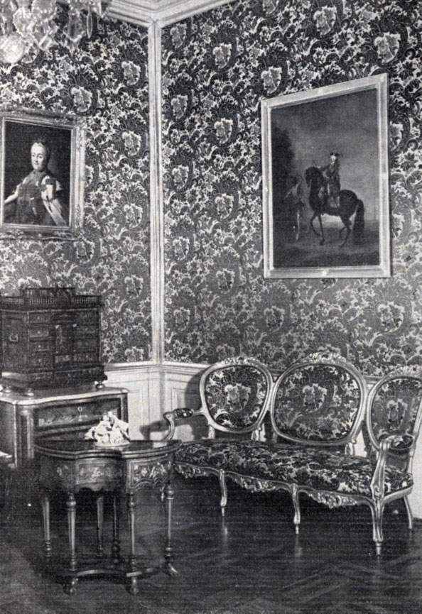 Туалетная. Справа портрет Елизаветы Петровны с арапчонком работы художника Г.-Х. Гроота. 1742 г.