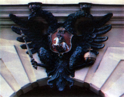 'Государственный орел' на   Петровских воротах