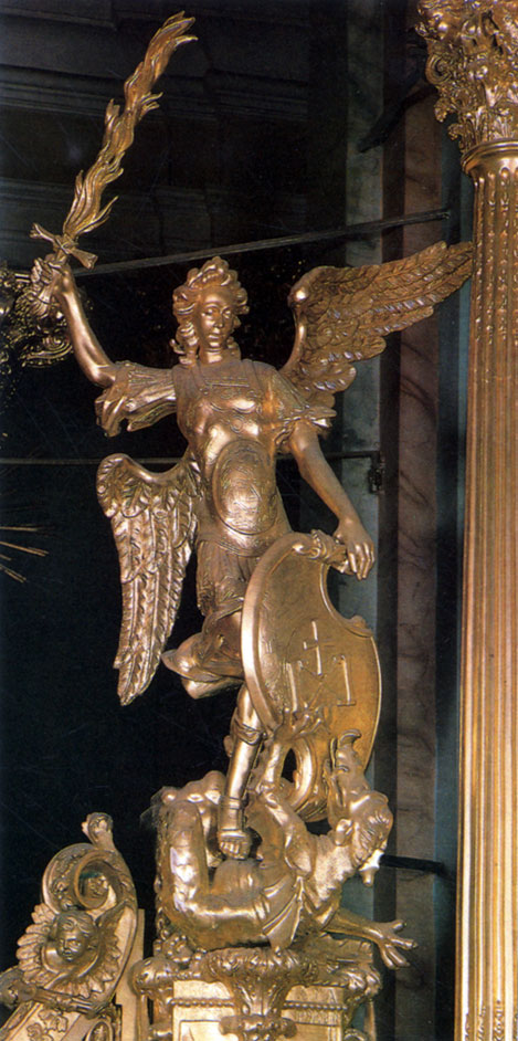 Скульптурное изображение архангела Михаила, поражающего дракона, - одна из многочисленных скульптур иконостаса