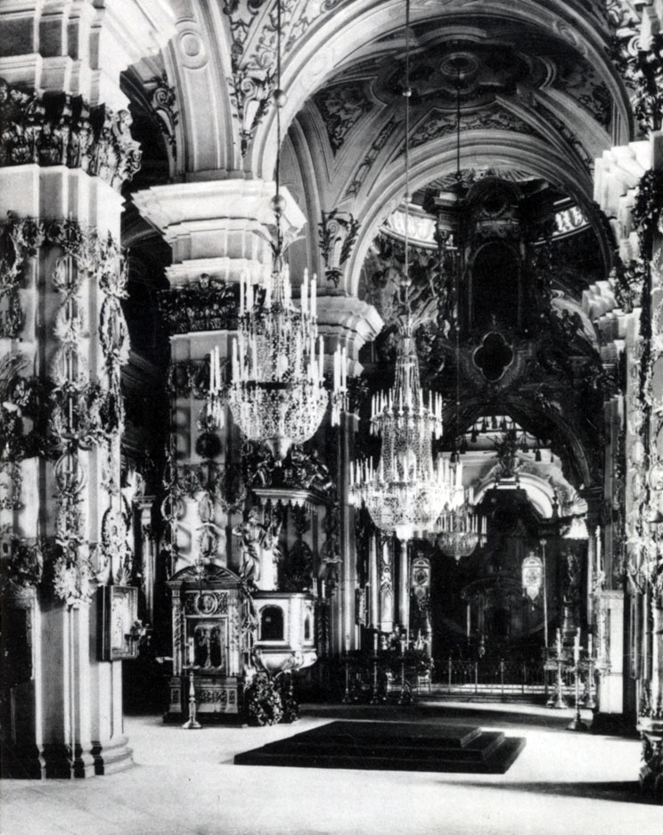 Так выглядел собор внутри с конца 1894 г. до лета 1917 г., когда по приказу Временного правительства все его ценности были эвакуированы в Москву (ЦГАКФФДЛ)