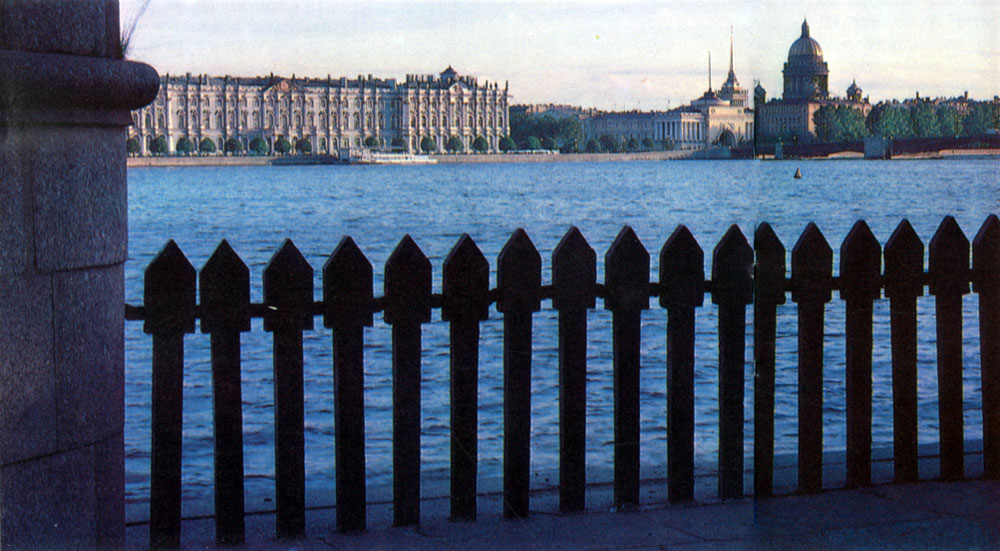 Вид на Адмиралтейскую сторону через решетку батардо бастиона Трубецкого