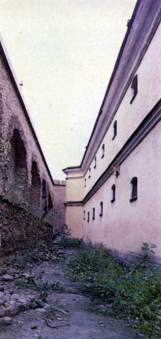 Проход между стеной бастиона Трубецкого и стеной находящегося,внутри его тюремного здания