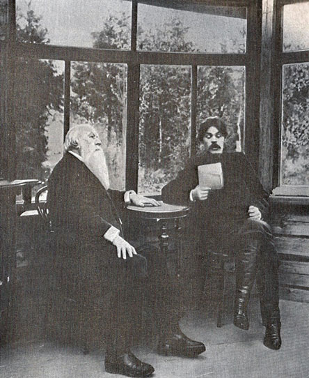 А. М. Горький читает В. В. Стасову свою поэму 'Человек'. Фотография 1904 г.