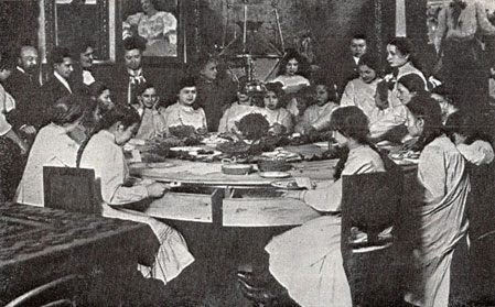 Ученицы одной из  петербургских гимназий в гостях у И. Е. Репина. Фотография 1910 г.