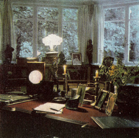 Письменный стол И. Е. Репина в его кабинете
