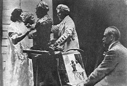 Репин за работой над скульптурным портретом Е. П.  Тархановой-Антокольской. Фотография 1908 г.