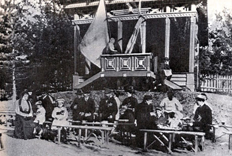 Воскресный праздник в 'Пенатах'. И. Е. Репин сидит на ступеньках беседки. Фотография 1909 г.