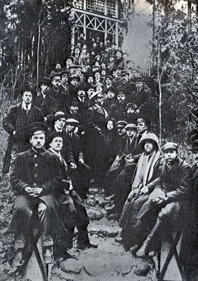 Учащиеся рабочих курсов при Лиговском народном доме в гостях у И. Е. Репина. Фотография 1913 г.
