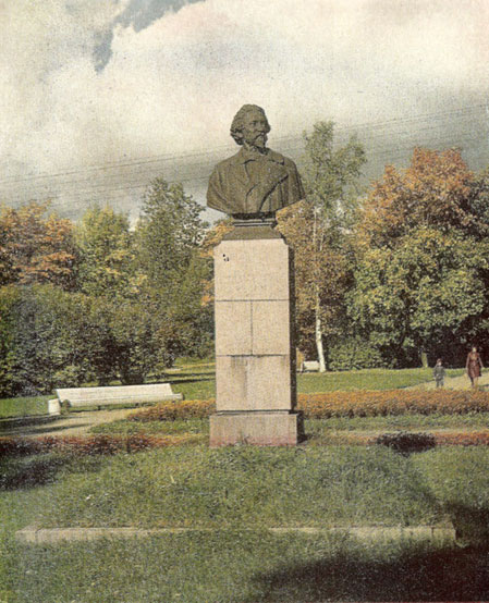 Памятник И. Е. Репину работы М. Г. Манизера, установленный в пос. Репино в 1957 г.