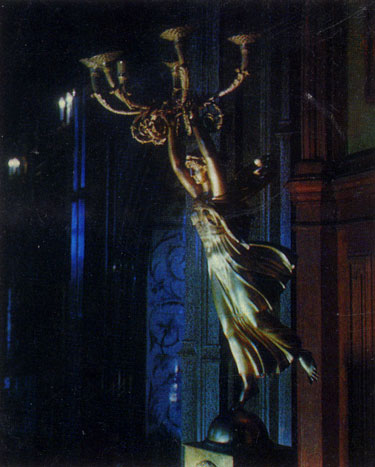 Канделябр с изображением богини Ники в парадной столовой