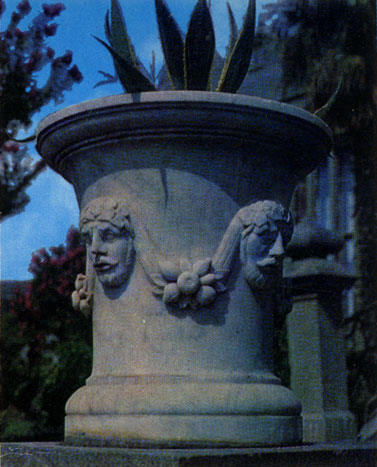 Декоративная садовая ваза с агавой