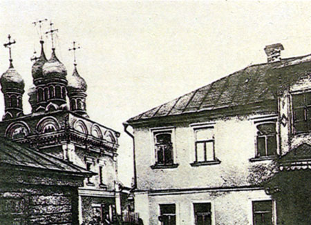 Дом в Голиках, где родился А. Н. Островский. Слева видна церковь Покрова Богородицы, где крестили будущего драматурга. Фотография 1920-х гг.