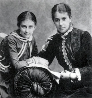 М. В. Островская, жена писателя, с дочерью Любой. Фотография начала 1880-х гг.