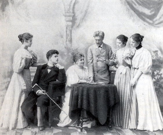 О. О. и М. П. Садовские с детьми. Фотография 1890-х гг.