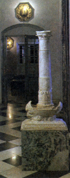 Античная колонна  - символ победы на море