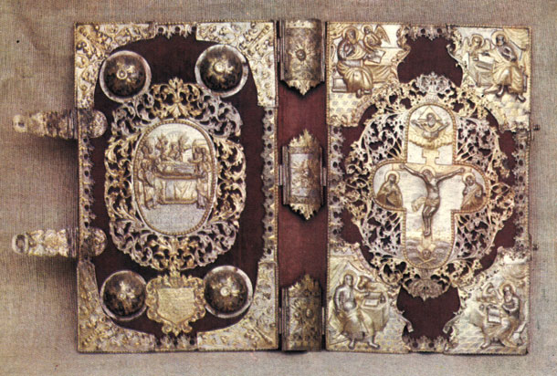 Оклад 'Евангелия' 1717 г. Бархат, серебро, позолота, чеканка. Киев. 1730 г.