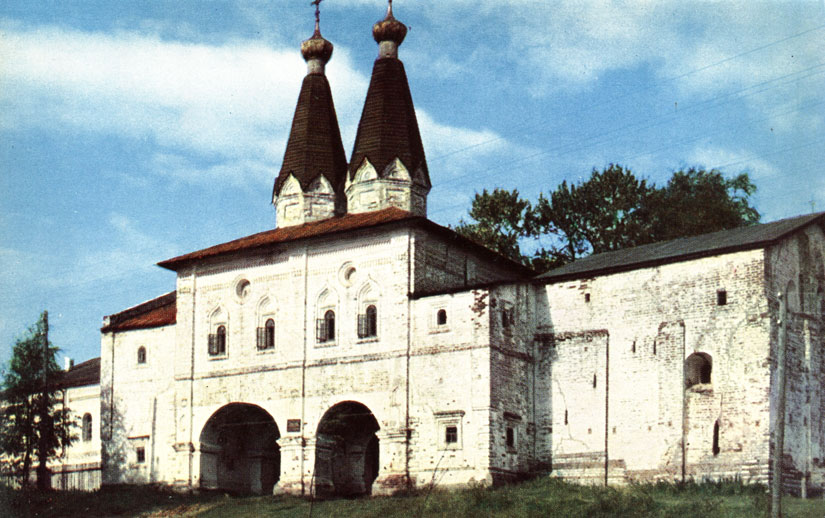 Святые ворота с церквами Богоявления и Ферапонта. 1649 г.