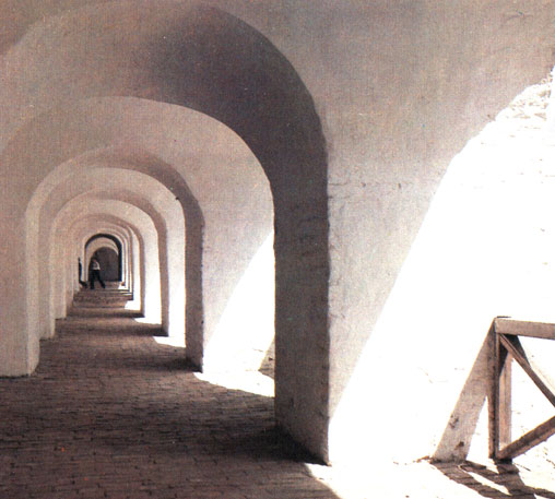 Крепостная стена, верхний ярус. (Fortified wall. Upper tier. 16th-17th centuries) Фото Б. Попова