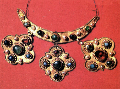 Золотые цаты (подвески к венцам). XIV в. (Gold pendants. 14th century) Фото В. Тужикова